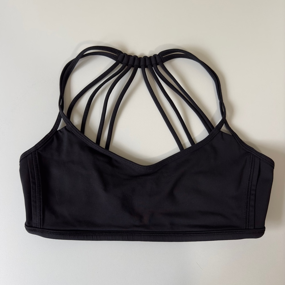 Black lululemon sports bra in excellent condition